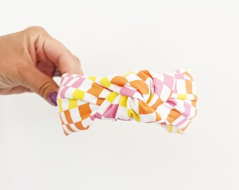 Diadema anudada a cuadros de verano