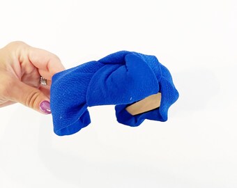 Diadema azul anudada