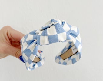 Diadema anudada a cuadros azules