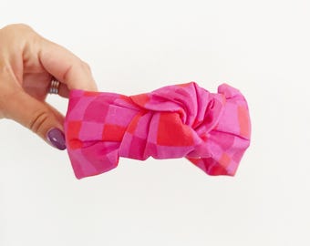 Diadema anudada a cuadros rosas
