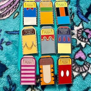 Bidoni della spazzatura con personaggi, spille misteriose autentiche dei parchi Disney 2025: scegli tu!