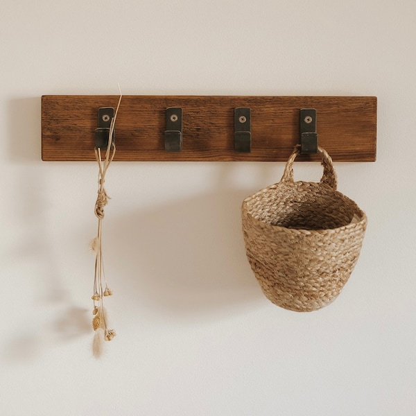 Percha rústica de pared de madera maciza con ganchos de acero crudo / Perchero de madera / Ganchos montados en la pared / Hecho a mano / Folkhaus