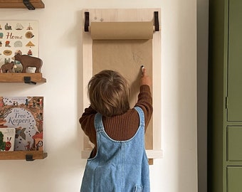 Caballete montado en la pared con estante hecho de madera maciza / Tablero de dibujo para niños / Dispensador de rollo de papel Kraft colgante / Hecho a mano / Folkhaus