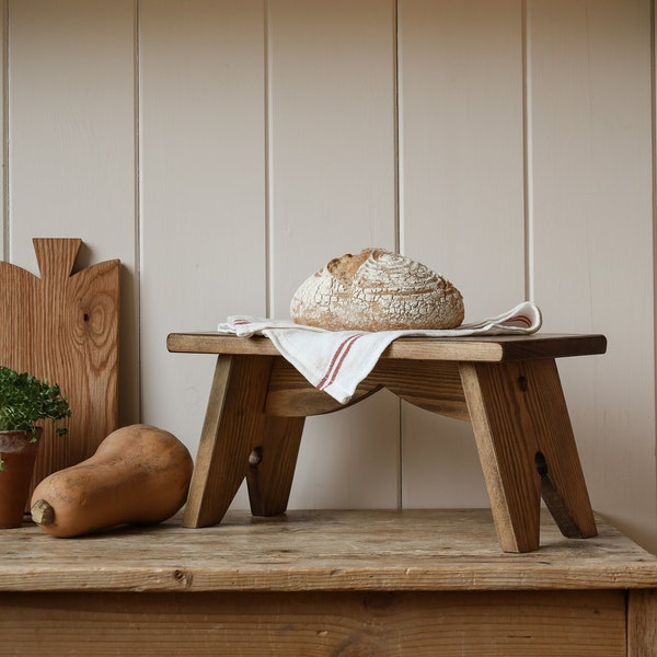 Planche à pain de style vintage | Présentoir à gâteaux style vintage | Présentoir à gâteaux en bois | Planche de service en bois | Décoration de cuisine | Maison folklorique