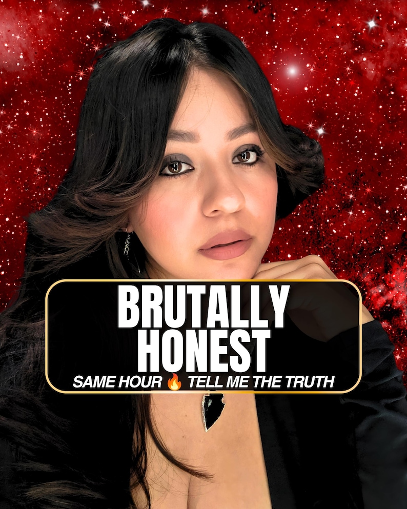 Puede incluir: Una persona de cabello oscuro viste una prenda negra y un colgante de punta de flecha negra. Un gr&aacute;fico rectangular superpuesto muestra el texto blanco BRUTALLY HONEST y SAME HOUR 🔥 TELL ME THE TRUTH sobre un fondo c&oacute;smico rojo estrellado.