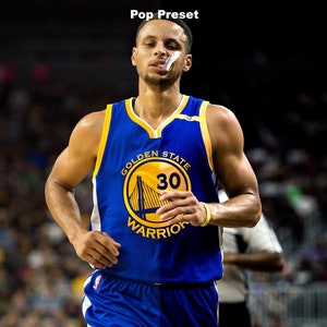 Może przedstawiać: Koszykarz w niebiesko-ż&oacute;łtej koszulce z napisem "Golden State" i "Warriors" oraz numerem "30" z przodu. Koszykarz biegnie po boisku do koszyk&oacute;wki.