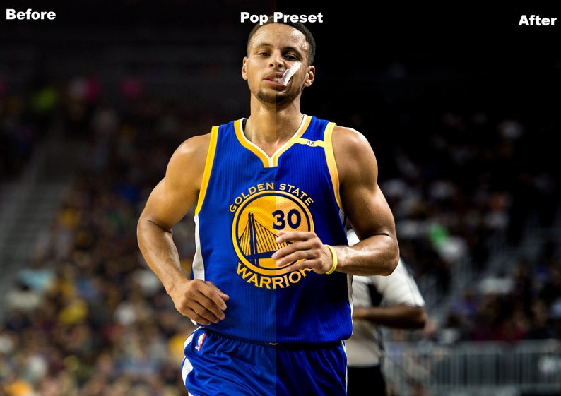 Może przedstawiać: Koszykarz w niebiesko-ż&oacute;łtej koszulce z napisem "Golden State" i "Warriors" oraz numerem "30" z przodu. Koszykarz biegnie po boisku do koszyk&oacute;wki.