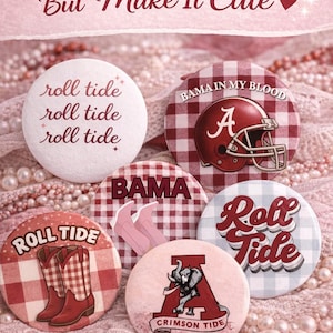 Puede incluir: Un conjunto de botones redondos con varios diseños y texto, incluyendo "Roll Tide", un casco de fútbol y la palabra "Bama". Los botones presentan patrones de cuadros rojos y blancos e ilustraciones de botas de vaquero y un elefante. El texto "Game Day, But Make It Cute" está en la parte superior.