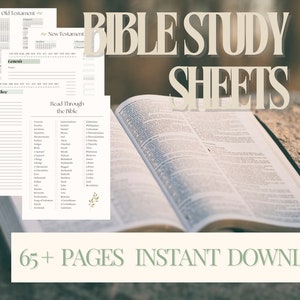 Puede incluir: Hojas de estudio bíblico imprimibles con una lista de libros de la Biblia. Las hojas están sobre una mesa con una Biblia abierta. El texto en la imagen dice "Bible Study Sheets" y "65+ Pages Instant Download".