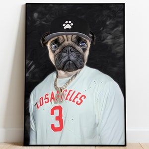 以下が含まれることがあります： 白い肉球のついた黒い野球帽をかぶり、金のチェーンネックレスと「LOS ANGELES」の文字と赤い数字「3」が書かれた白いTシャツを着たパグ
