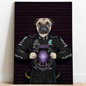 Op de afbeelding: Een ingelijste kunstdruk met een mopshond in een zwart racepak, die een helm vasthoudt. Het gezicht van de mopshond staat centraal, de helm toont een paars en groen ontwerp. De achtergrond is een donker, getextureerd bordeauxrood.