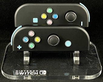 Joy-Cons personalizados da Nintendo na cor preta com botões em formato de coração e detalhes em azul.