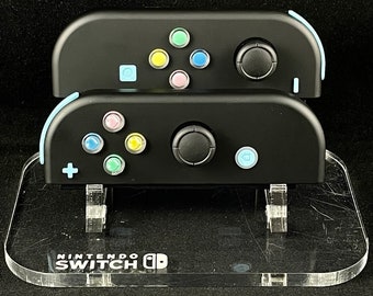 Schwarze Custom Nintendo Joycons mit Herzknöpfen und blauen Akzenten