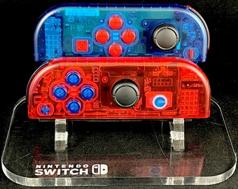 Joy-Cons de Nintendo transparentes rojos y azules con botones opuestos