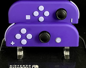 Joy-Cons personalizados da Nintendo na cor roxa escura com botões violeta claro.