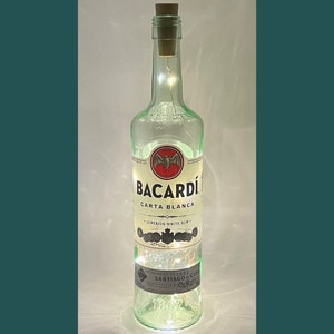 Witte rumfleslamp Bacardi | Warme/heldere ledverlichting | Oplichtende rumfles | Kerstverlichting van kurk | Geüpcycled rumcadeau
