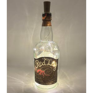 Fleslamp gekruide rum met rode poot | Warme/heldere ledverlichting | Oplichtende rumfles | Kerstverlichting van kurk | Geüpcycled rumcadeau