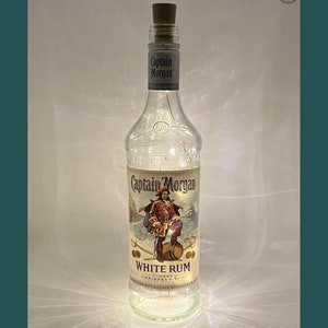 Kapitein Morgan Witte Rum Fles Lamp | Warme / heldere LED-verlichting | Oplichtende rumfles | Kerstverlichting van kurk | Geüpcycled rumgeschenk