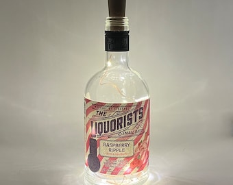 Die Liköristen Himbeer-Ripple-Gin-Flaschenlampe | Warme / helle LED-Lichter | Beleuchtende Gin-Flasche | Kork Lichterkette | Upcycled Gin Geschenk