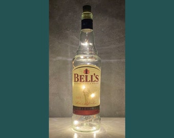 Lampe pour bouteille de whisky Bell's | Lumières LED chaudes / lumineuses | Bouteille de whisky lumineuse | Guirlandes lumineuses en liège | Cadeau whisky recyclé