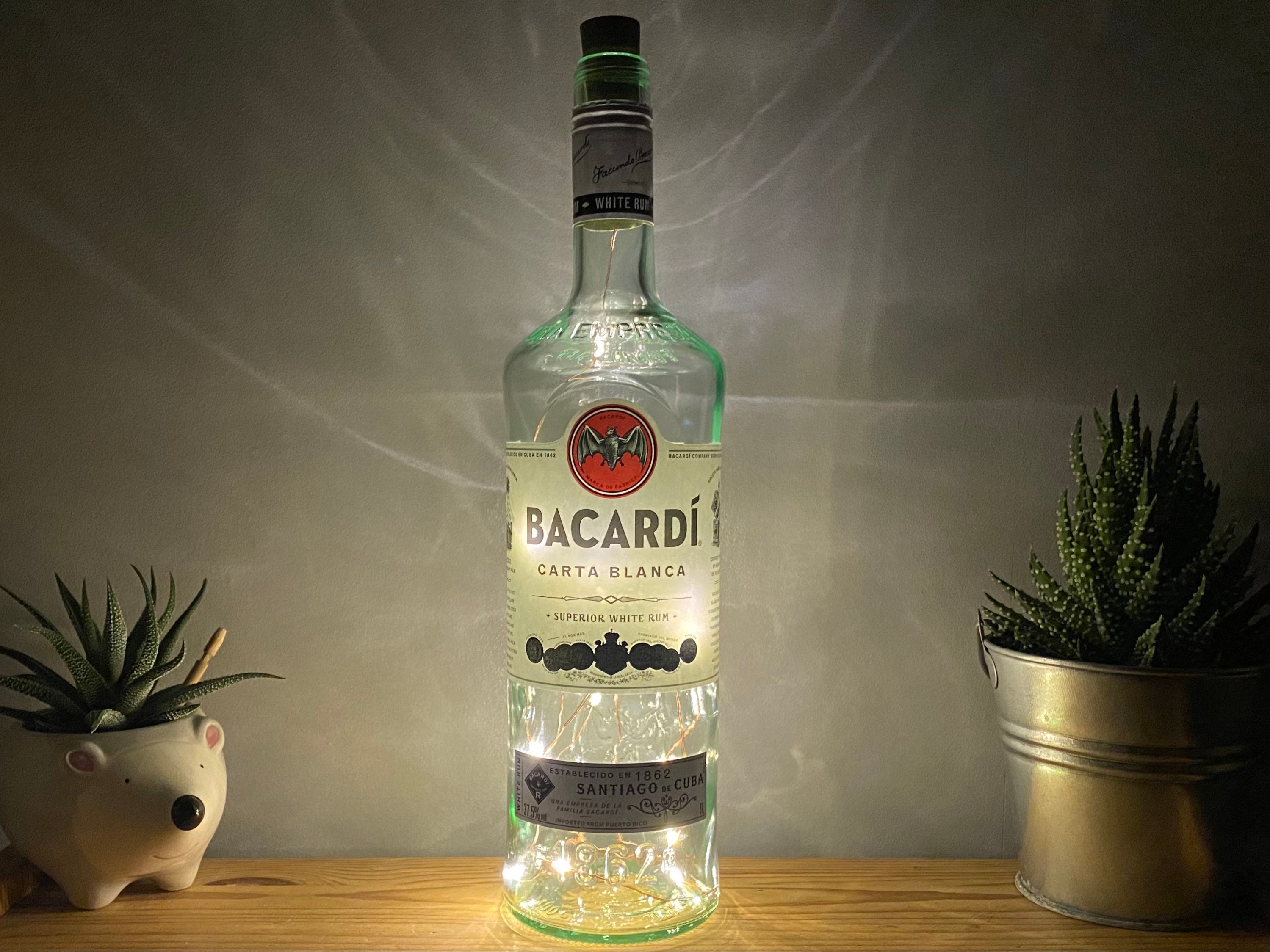 Бокал бакарди минус. Бакарди Вайт. Bacardi White Bottle. Бокал бакарди. Кастомизированная именная бутылка бакарди.