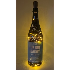 Die Big Daddy Bierflaschenlampe | Warme/helle LED-Leuchten | Leuchtende Bierflasche | Lichterketten aus Kork | Upcycled-Bier-Geschenk