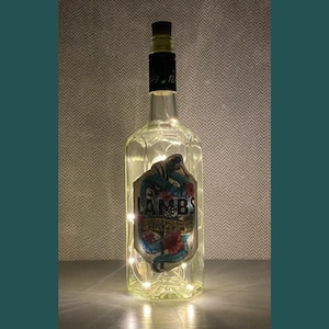 Lams gekruide rumfleslamp | Warme LED-verlichting | Oplichtende rumfles | Kurk lichtjes | Geüpcycled rumcadeau