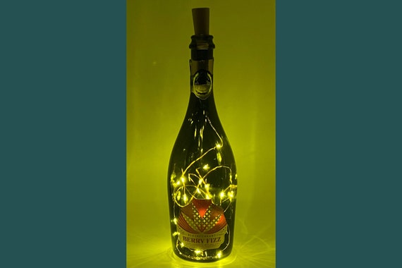 Schwarze Johannisbeere Beere Sprudelflasche Lampe | Warme / helle LED-Lichter | Light Up Prosecco Flasche | Kork Lichterkette | Upcycled Prosecco Geschenk