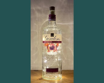 Lampada per bottiglia di gin rosa Gordons / Luci LED calde / luminose / Bottiglia di gin illuminata / Lucine in sughero / Regalo di gin riciclato