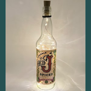 Old J Spiced Lime en Vanilla Rum-fleslamp | Warme / heldere LED-verlichting | Oplichtende rumfles | Kurk lichtjes | Geüpcycled rumcadeau