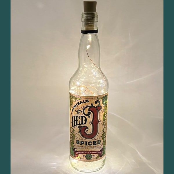 Lampe bouteille de rhum épicée à la lime et à la vanille Old J | Lumières LED chaudes/lumineuses | Allumez la bouteille de rhum | Lumières de fées en liège | Cadeau de rhum upcyclé