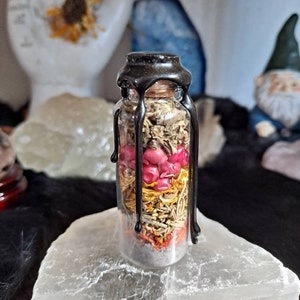 Samhain biedt Jar aan. Samhain spell pot. Samhain voorouderlijk offer.