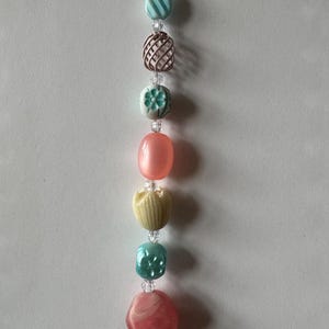 以下が含まれることがあります： つや消し仕上げの、斑点模様のセラミックマグカップ3個セット。マグカップはクリーム色、ライトグレー、ダークグレーの色合いです。各マグカップはシンプルでミニマルなデザインで、丸みを帯びたハンドルが付いています。