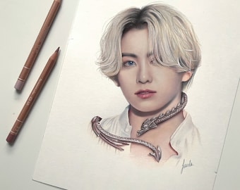 Può includere: Un disegno a matita di una persona con i capelli biondi che indossa una camicia bianca e una collana di drago d'argento. Il disegno è firmato "faucela."