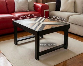 Impresionante mesa de centro artesanal de madera reciclada con diseño geométrico.