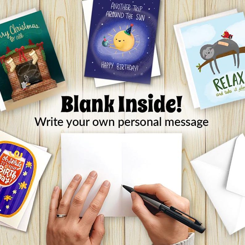 Op de afbeelding: Wenskaarten met diverse ontwerpen, waaronder een open haard, een zon en een luiaard. De kaarten zijn blanco van binnen, met de tekst "Blank Inside! Write your own personal message". Een hand schrijft met een pen in een kaart.