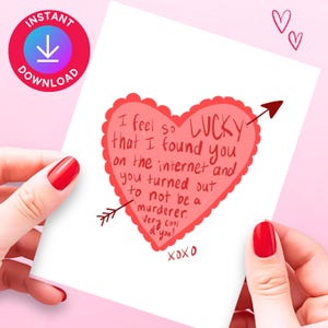 Puede incluir: Una tarjeta de San Valentín con un corazón rojo atravesado por una flecha. El corazón contiene el texto "I feel so LUCKY that I found you on the internet and you turned out to not be a murderer. Very cool of you! XOXO."