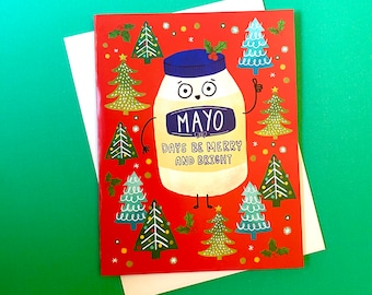 Puede incluir: Una tarjeta de Navidad roja con un tarro de mayonesa de dibujos animados que lleva una corbata de lazo y un gorro de Papá Noel. El tarro tiene una cara y dice "Mayo Days Be Merry and Bright". La tarjeta está rodeada de árboles de Navidad verdes.
