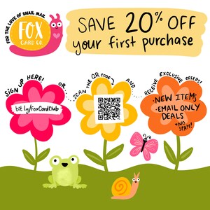 Op de afbeelding: Een kleurrijke illustratie met een roze slak, een groene kikker, een vlinder en bloemen. De tekst luidt "FOR THE LOVE OF SNAIL MAIL FOX CARD CO. SIGN UP HERE! bit.ly/FoxCardClub OR SCAN THE QR CODE AND RECEIVE EXCLUSIVE OFFERS! NEW ITEMS EMAIL ONLY DEALS *NO SPAM!" en "SAVE 20% OFF your first purchase".
