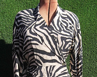 Blazer de seda con volantes y estampado de cebra de los años 80, blusa con solapa peplum y hombreras. Talla mediana.