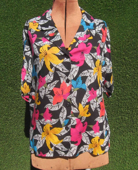 Island paradise Hawaii top with pink Hibiscus and real coconut buttons. Vintage blue hawaiian shirt