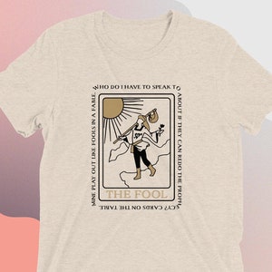 Las cartas en la mesa, las mías, se reproducen como tontos en una fábula - La profecía Taylor Swift camiseta TTPD tarot tarjeta diseño gráfico letras de arte