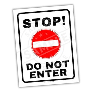 Könnte beinhalten: Rechteckiges Schild mit weißem Hintergrund und schwarzem Rand. Das Schild zeigt die Wörter „STOP!“ und „DO NOT ENTER“ in fetten schwarzen Buchstaben. Ein roter Kreis mit weißem horizontalem Balken und drei Sternen befindet sich in der Mitte.