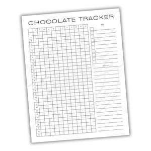 Op de afbeelding: Een wit papier met de titel "CHOCOLATE TRACKER" met een raster voor het bijhouden van chocoladeconsumptie. Het raster is verdeeld in maandelijkse kolommen en genummerde rijen voor elke dag van de maand. Bevat een sleutel en ruimte voor notities.