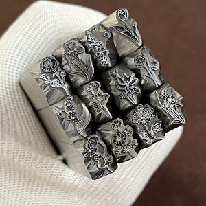 Mese di nascita Fiori Rosa Giglio Tulipano Punzoni Gioielli Metallo, Strumenti per timbri in pelle Braccialetto Strumento fai da te per artigianato, Timbro di design in metallo artistico immagine 2