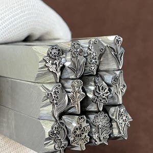 Mese di nascita Fiori Rosa Giglio Tulipano Punzoni Gioielli Metallo, Strumenti per timbri in pelle Braccialetto Strumento fai da te per artigianato, Timbro di design in metallo artistico immagine 9