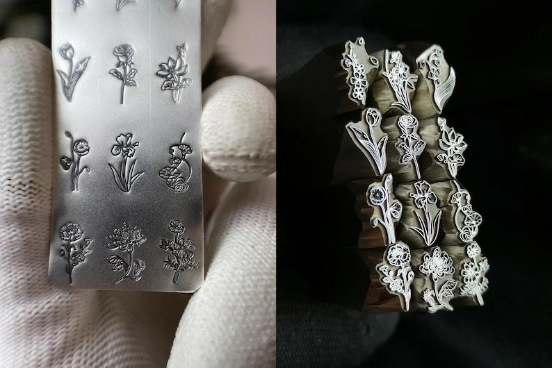 Pu&ograve; includere: Un set di 12 timbri per fiori in metallo per l'artigianato. I timbri sono disposti in due file di sei, con ogni timbro che presenta un diverso design floreale. I timbri sono realizzati in metallo e hanno una finitura lucida.