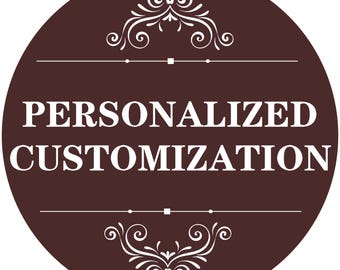 Puede incluir: Un diseño circular marrón con las palabras "PERSONALIZACIÓN PERSONALIZADA" en blanco. El diseño incluye adornos blancos decorativos en la parte superior e inferior, con una línea horizontal encima y debajo del texto. La palabra "AURORASTAMP" está en la parte superior.
