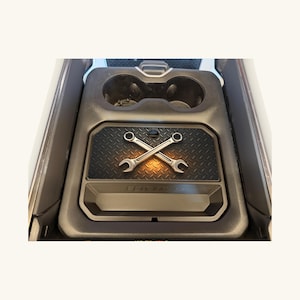 Opbergvak voor de middenconsole van de Ram 1500, deksel met gekruiste sleutels, verborgen opbergruimte (2019-2026)