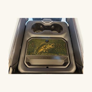 Opbergvak voor de middenconsole van de Ram 1500, 2019–2026 5e generatie — Walleye-deksel, cadeau voor sportvissers, verborgen opbergruimte